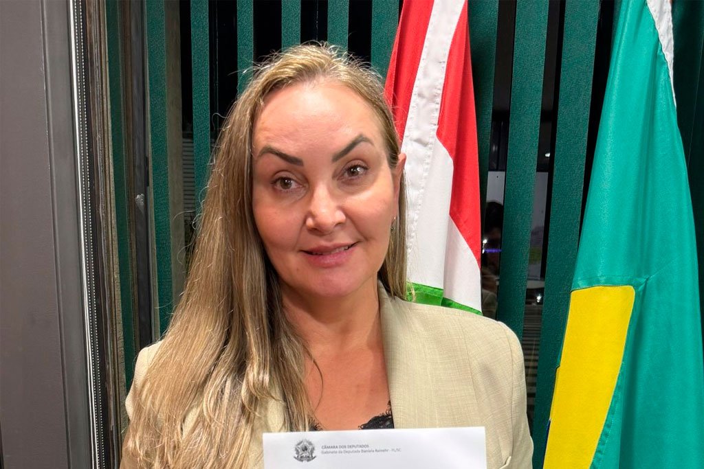Daniela Reinehr protocola PDL que susta decreto e defende permanência das APAEs e escolas especializadas
