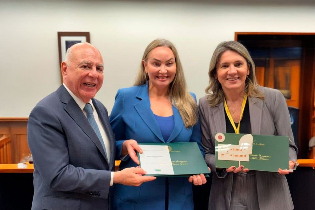 Deputada Daniela entrega Prêmio Mérito Agropecuário em homenagem a Aury Luiz Bodanese