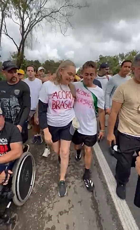 Chegada de Daniela Reinehr à Caminhada pela Justiça e Liberdade é evidenciada por Nikolas Ferreira