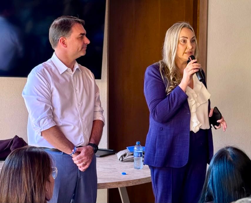 Em encontro com o senador Flávio Bolsonaro, Daniela Reinehr defende união da direita